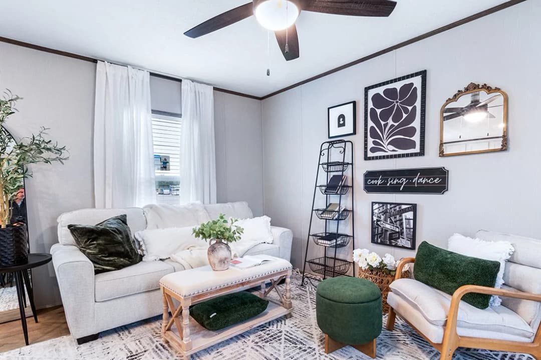 Select 16562a interior home features