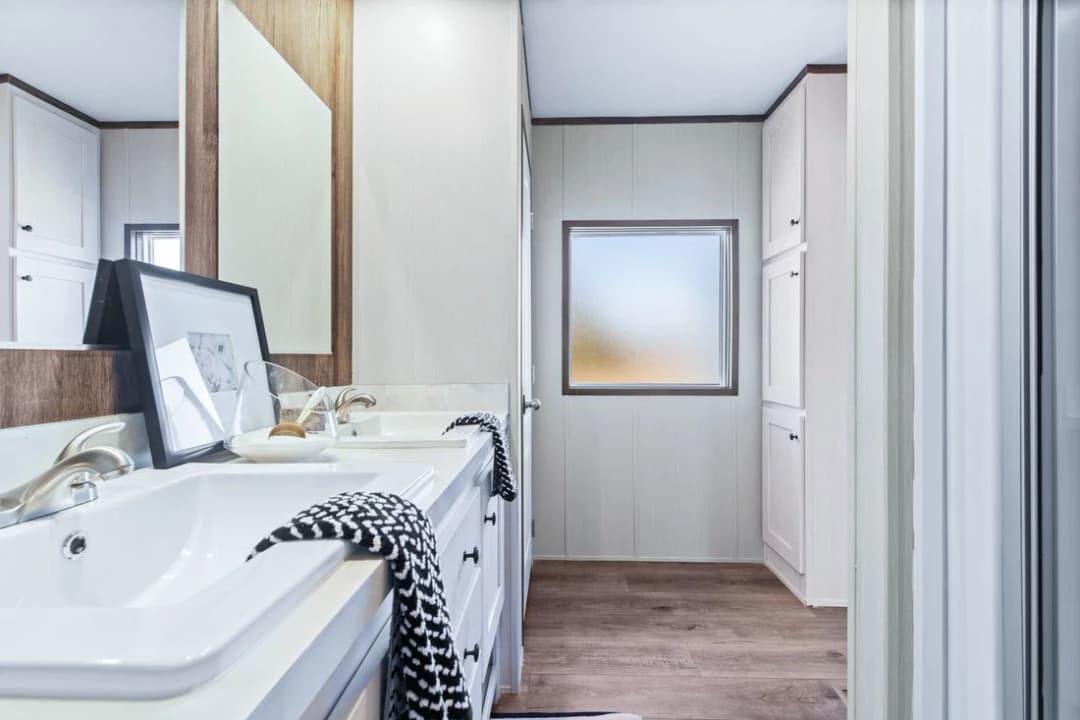 Anniversary 16763f bathroom home features