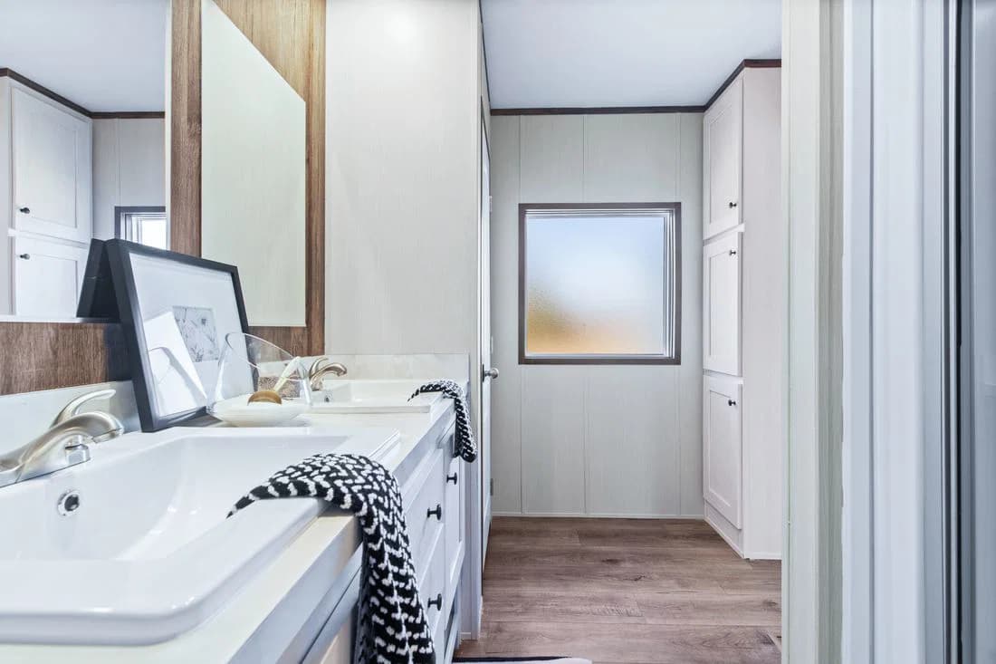 Anniversary 16763f bathroom home features