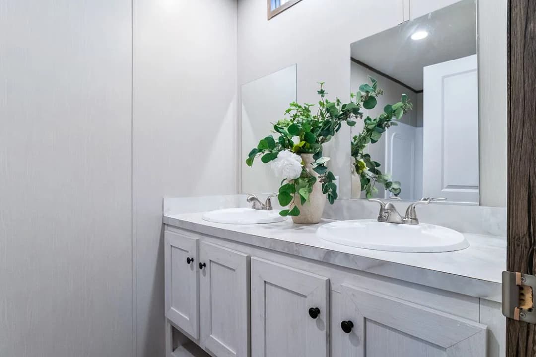 Select 16562a bathroom home features
