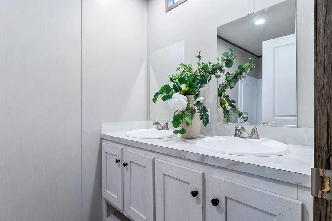 Select 16562a bathroom home features