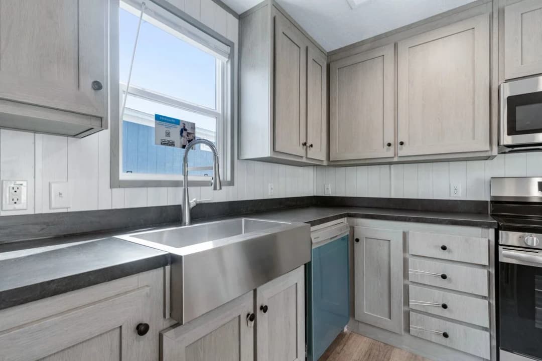Resolution 16763h kitchen home features