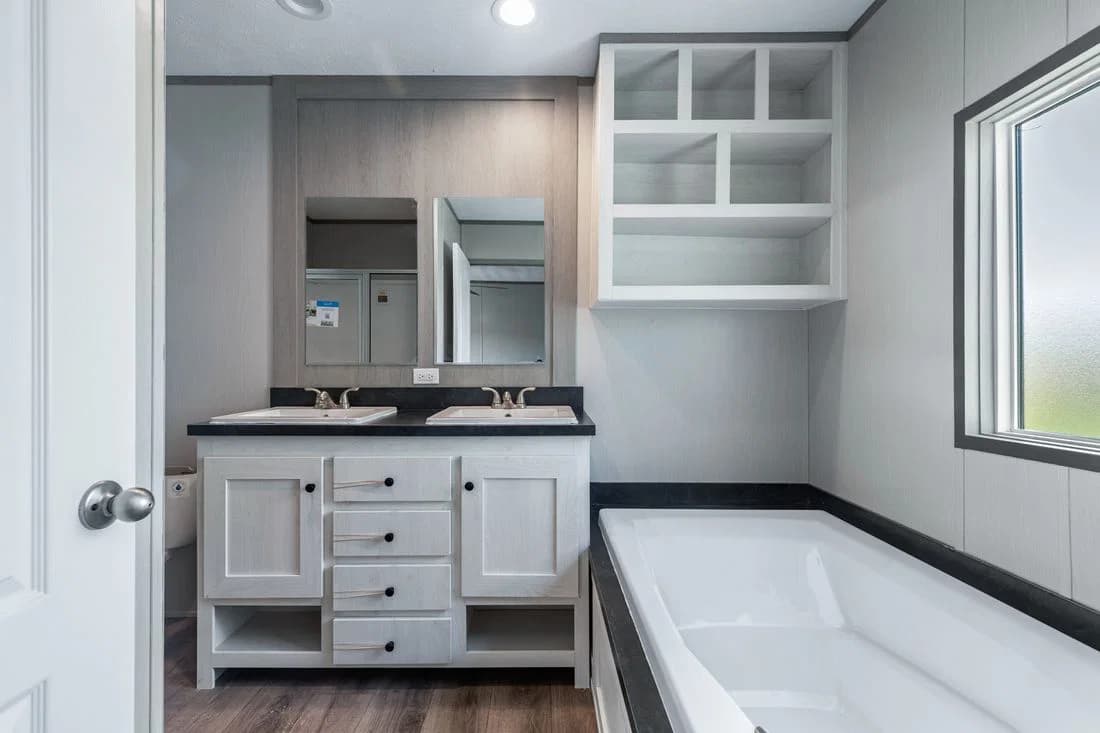 Resolution 16763h bathroom home features