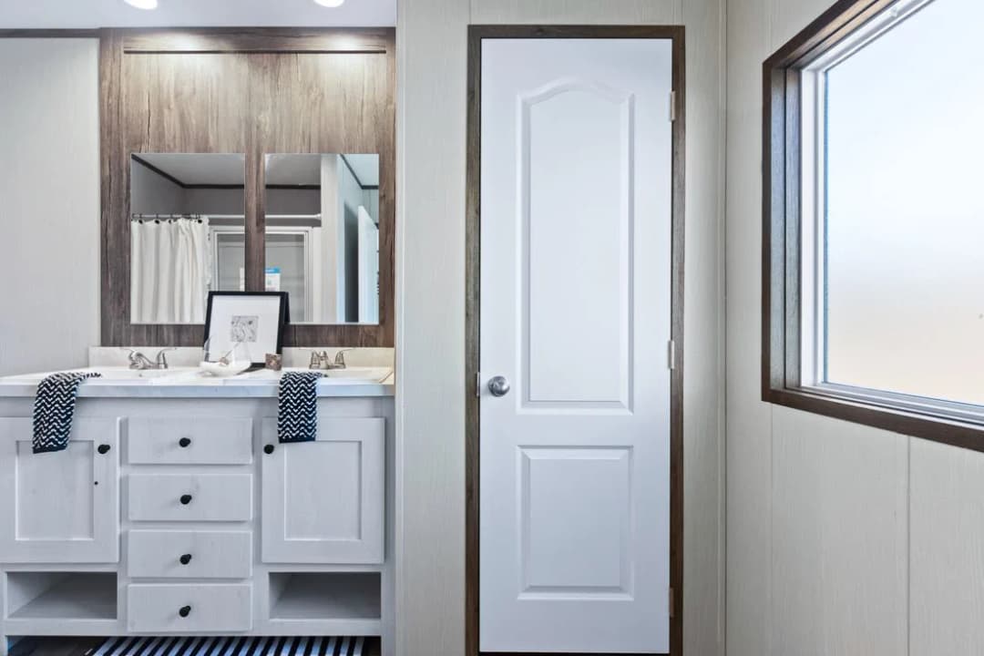 Anniversary 16763f bathroom home features