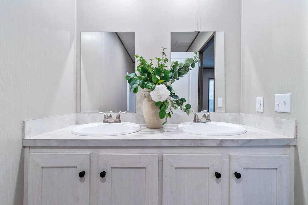 Select 16562a bathroom home features