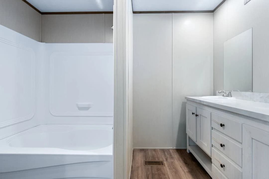 Select 16722s bathroom home features