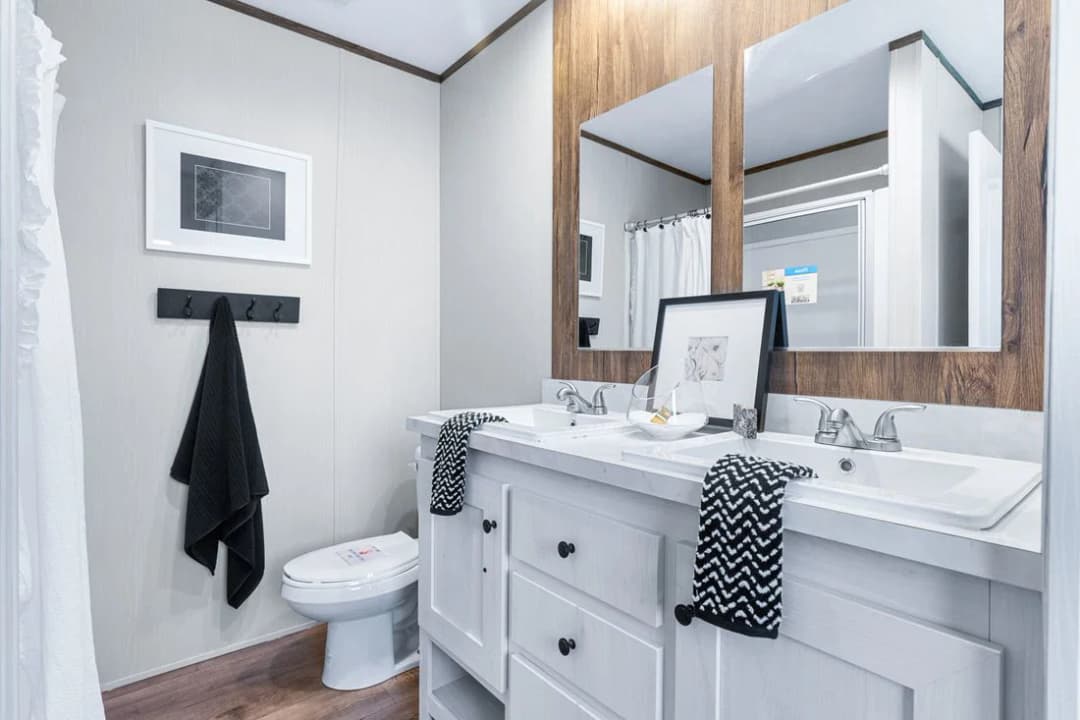 Anniversary 16763f bathroom home features