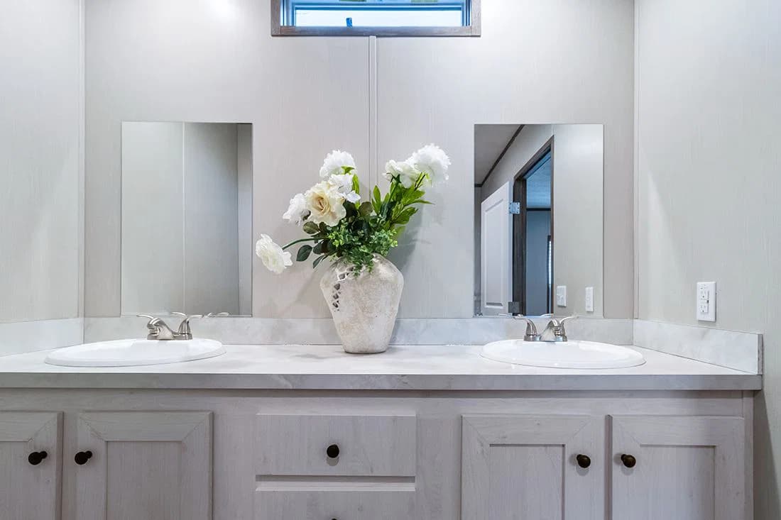Select 16723a bathroom home features