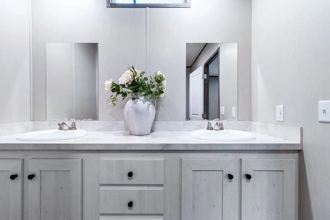 Select 16723i bathroom home features
