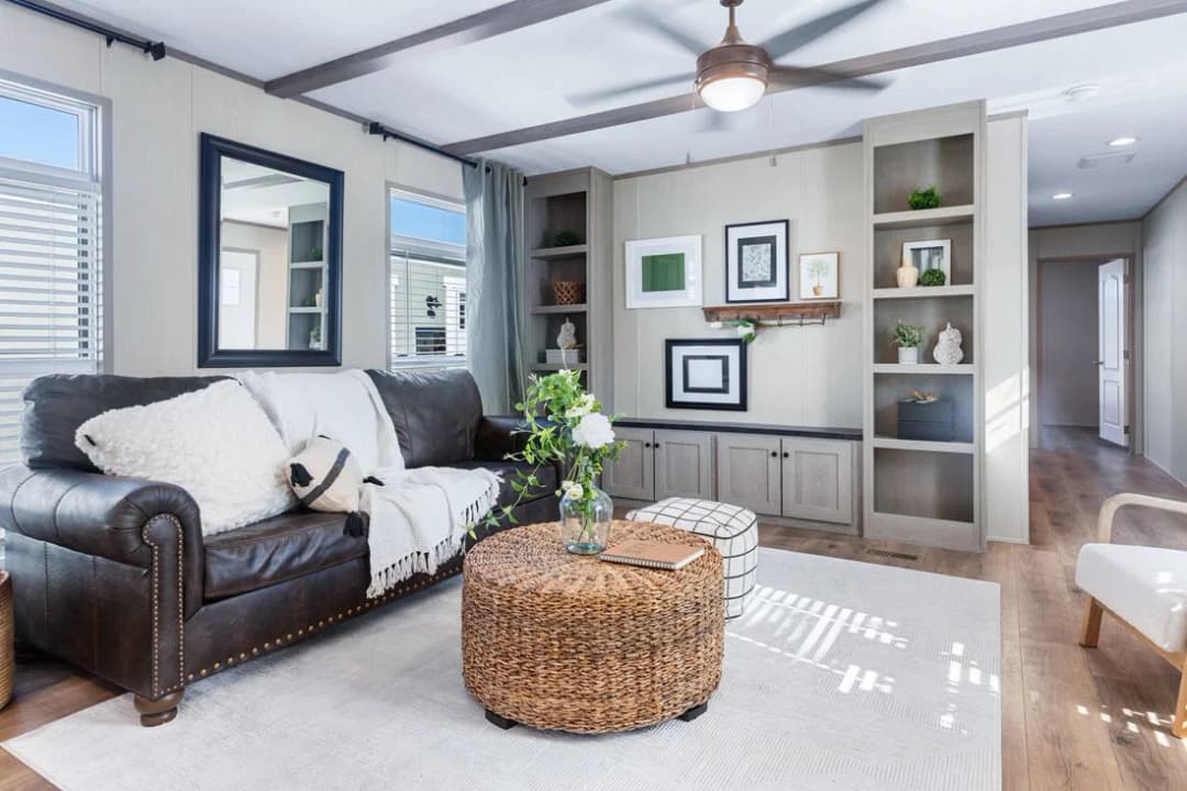 Anniversary 16763i interior home features