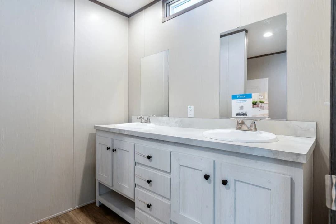 Select 16722s bathroom home features