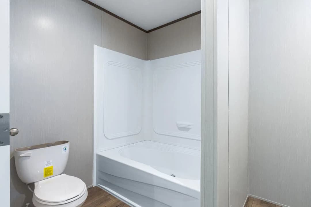 Select 16722s bathroom home features