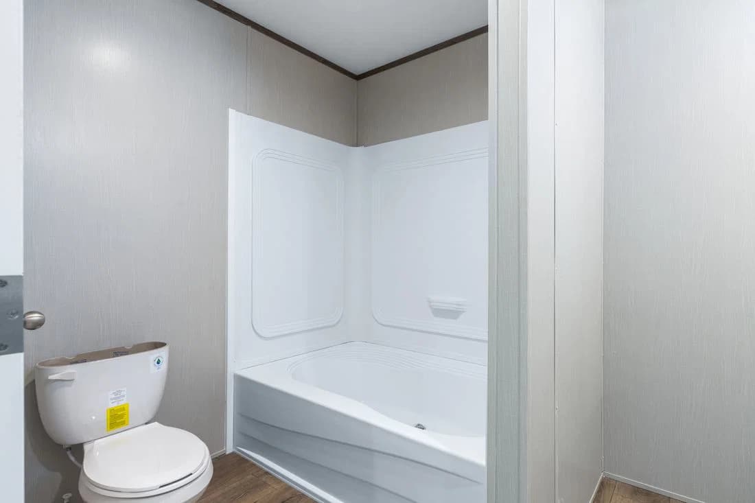 Select 16722s bathroom home features