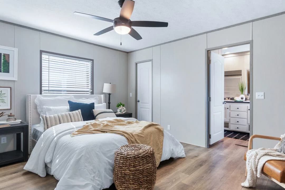 Anniversary 16763i bedroom home features